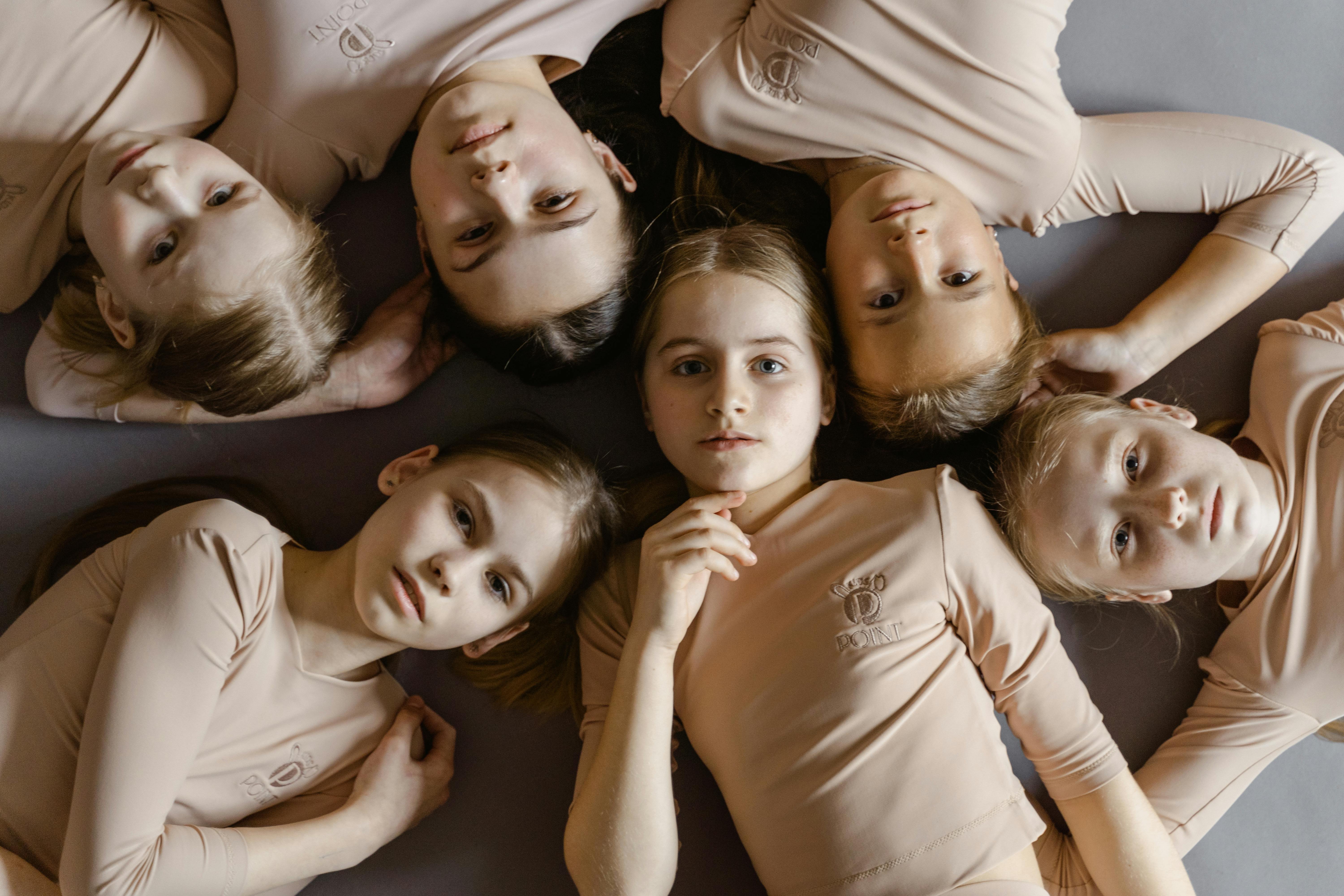 短剧《隐秘合约》海报图